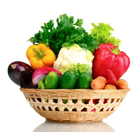 バスケットに盛られた新鮮な野菜たち